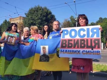 «Агресор смажить голубів миру на сніданок»: у Києві пікетували посольство РФ (фото)