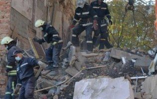 Під завалами будинку у Дрогобичі виявили тіла вісьмох загиблих (фото, відео)