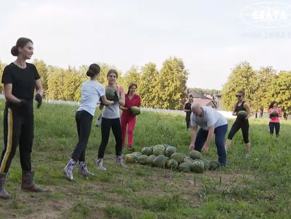 «Бацька» Лукашенко змусив дівчат тягати свої кавуни (відео)