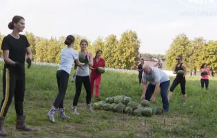 «Бацька» Лукашенко змусив дівчат тягати свої кавуни (відео)