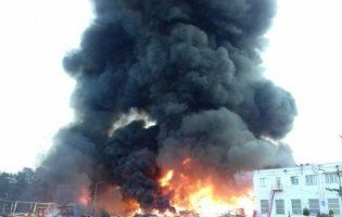 Піді Львовом масштабну пожежу на складах гасять 114 ДСНСівців, є потерпілі (фото)