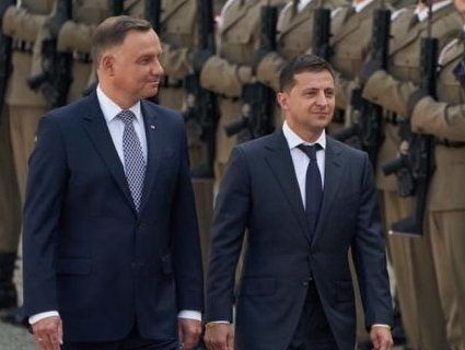 Зеленський погодився на ексгумацію поляків в Україні