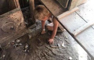 На Івано-Франківщині знайшли хлопчика-Мауглі: виє, уникає людей та ховається  у сараї