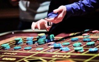«Своє казино з янтарними фішками»: в Україні легалізують гральний бізнес і бурштин