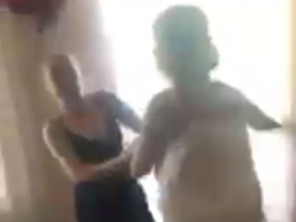 «Полетиш через балкон!»: у Львові хазяйка кулаками вигнала дівчат із найманої квартири (відео)