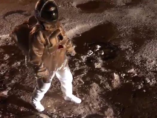 Висадку на Місяці знімали на розбитій дорозі: як змусити комунальників латати ями (відео)
