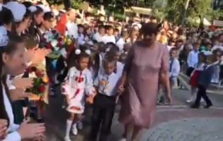 «Тєпєрь ми пєрваклашкі»: на Закарпатті першачків приймали в школу під російські пісні (відео)
