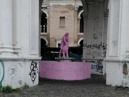 У Києві «арт-вандали» пофарбували старовинний фонтан у колір Барбі (фото)