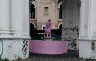 У Києві «арт-вандали» пофарбували старовинний фонтан у колір Барбі (фото)