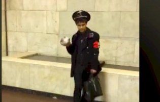 Фюрер повертається, його вже помітили в київському метро (відео)