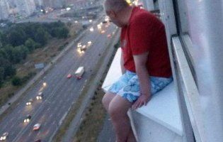 «Життя нікчемне, і всі проблеми закінчаться, коли я стрибну»: у Києві чоловіка ледь врятували від самогубства