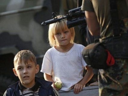 «В Україну не повернуся»: в ДНР зомбують дітей, примушуючи присягати на вірність терористам (відео)