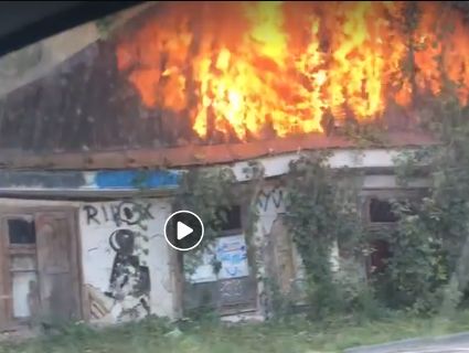 У Луцьку горить будиночок: люди говорять про підпал (відео)