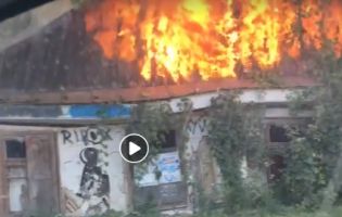 У Луцьку горить будиночок: люди говорять про підпал (відео)