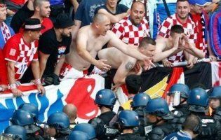 Це треба бачити: натовп ультрасів співає колискову, щоб малятко заснуло (відео)