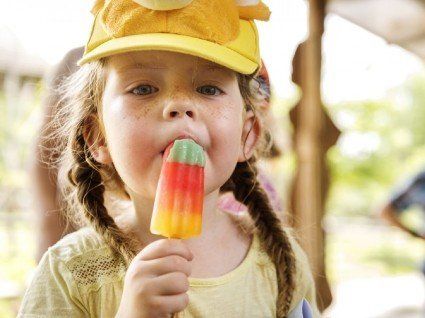 Смоктання льоду: Комаровський запропонував новий спосіб лікування дітей