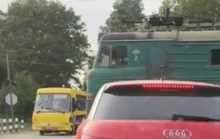 У Львові «водій-камікадзе» ледь не відправив шкільний автобус із дітьми під поїзд (відео)