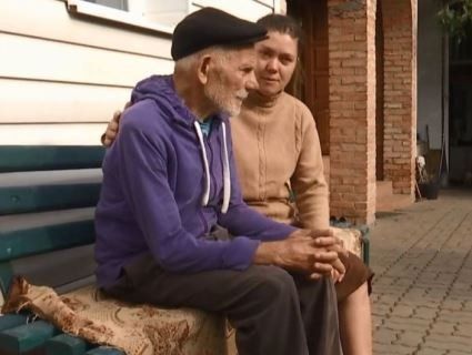 Добросерді лучани «всиновили» 90-річного безхатька, якого цураються троє дітей (відео)