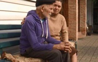 Добросерді лучани «всиновили» 90-річного безхатька, якого цураються троє дітей (відео)