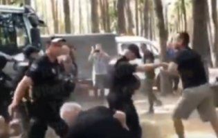 Кияни зчинили масову бійку з копами за альтанки біля озера (відео)