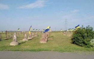 У Дніпрі з могил загиблих бійців АТО комунальники зняли прапори