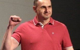 Сенцов спалив тюремний одяг (відео)