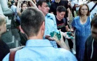«Правий сектор» обілляв екс-нардепа зеленкою на «гей-тусівці» (фото)