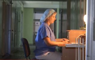 З уроків – у реанімацію: у школі на Закарпатті діти непритомніли і корчились у судомах через невідомий газ (відео)