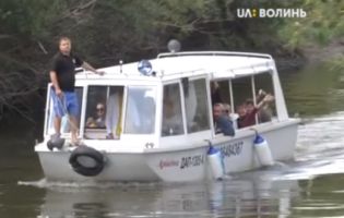 Катером по Стиру: до Луцька на «Мандрівний вішак» припливли театрали (відео)