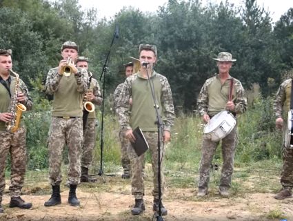 Позитив з передової: бригада «едельвейсів» утнула коломийки про «сепарів» (відео)