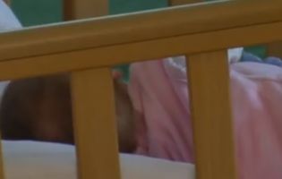 На Волині 42-річна жінка покинула немовля у дитбудинку (відео)