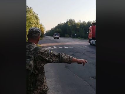«Особа раса жлобів»: промовистим відео показали поведінку маршрутників, які бачать на дорозі військових