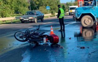ДТП під Луцьком: після зіткнення з легковиком мотоцикліст у важкому стані (фото)