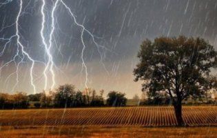 На Україну насувається буря: синоптики попереджають про шквали і зливи