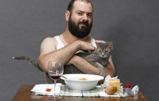 «Піно няв» і «МусКОТо»: в США випустили винце для котів (фото)