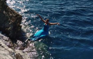 Наче та русалка: Надія Савченко влаштувала романтичну фотосесію на березі моря