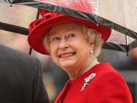 Англійська королева виручила дівчинку, яка загубила іграшку в палаці (фото)