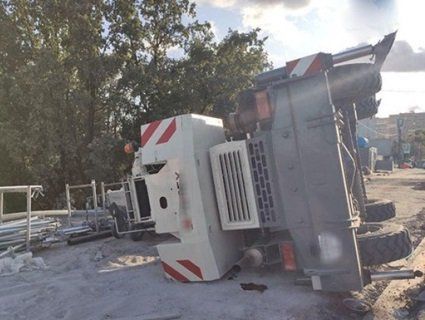 У Києві перекинувся будівельний кран (відео)