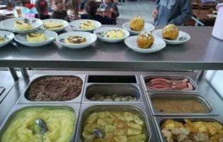 В Одесі діти масово потруїлися в шкільній їдальні – півсотні потерпілих