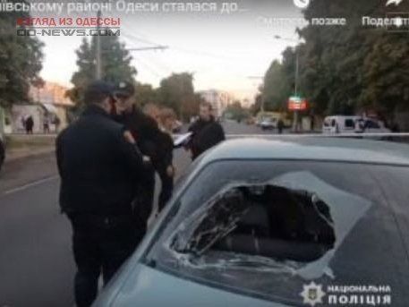 Автоледі протаранила групу людей: постраждали цивільні і поліція (відео)