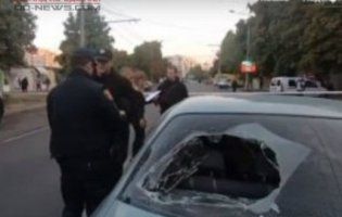 Автоледі протаранила групу людей: постраждали цивільні і поліція (відео)