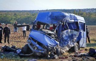 Моторошна ДТП на Одещині: при зіткненні переповненої маршрутки з масловозом загинули 9 людей (відео)