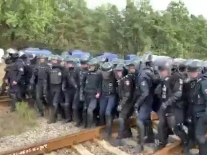 Силовий розгін у Соснівці: 9 автобусів спецназу «розблокували» російське вугілля (відео)