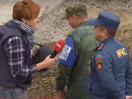 «Вам не страшно?»: у Станиці Луганській «борзі» бойовики погрожують Україні (відео)