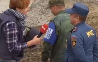 «Вам не страшно?»: у Станиці Луганській «борзі» бойовики погрожують Україні (відео)