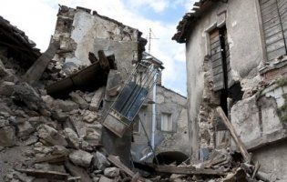 Рвало навпіл машини, падала цегла: Албанію колихнув землетрус (відео)