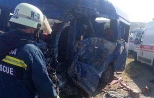 «У кишенях загиблих дзвонили телефони»: моторошні деталі аварії з маршруткою під Одесою (відео)