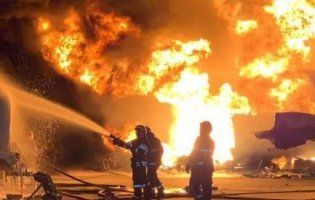 Масштабна пожежа: в Києві горіли автоцистерни з пальним (фото, відео)