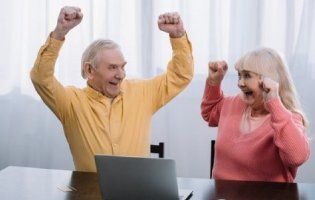 Новий пенсійний вік в Україні: в скільки років  йтимуть на пенсію чоловіки та жінки
