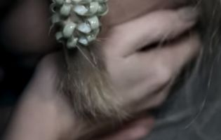 Зріє самосуд: вітчим зґвалтував 11-річну дитину, поки мати була на манікюрі (відео)